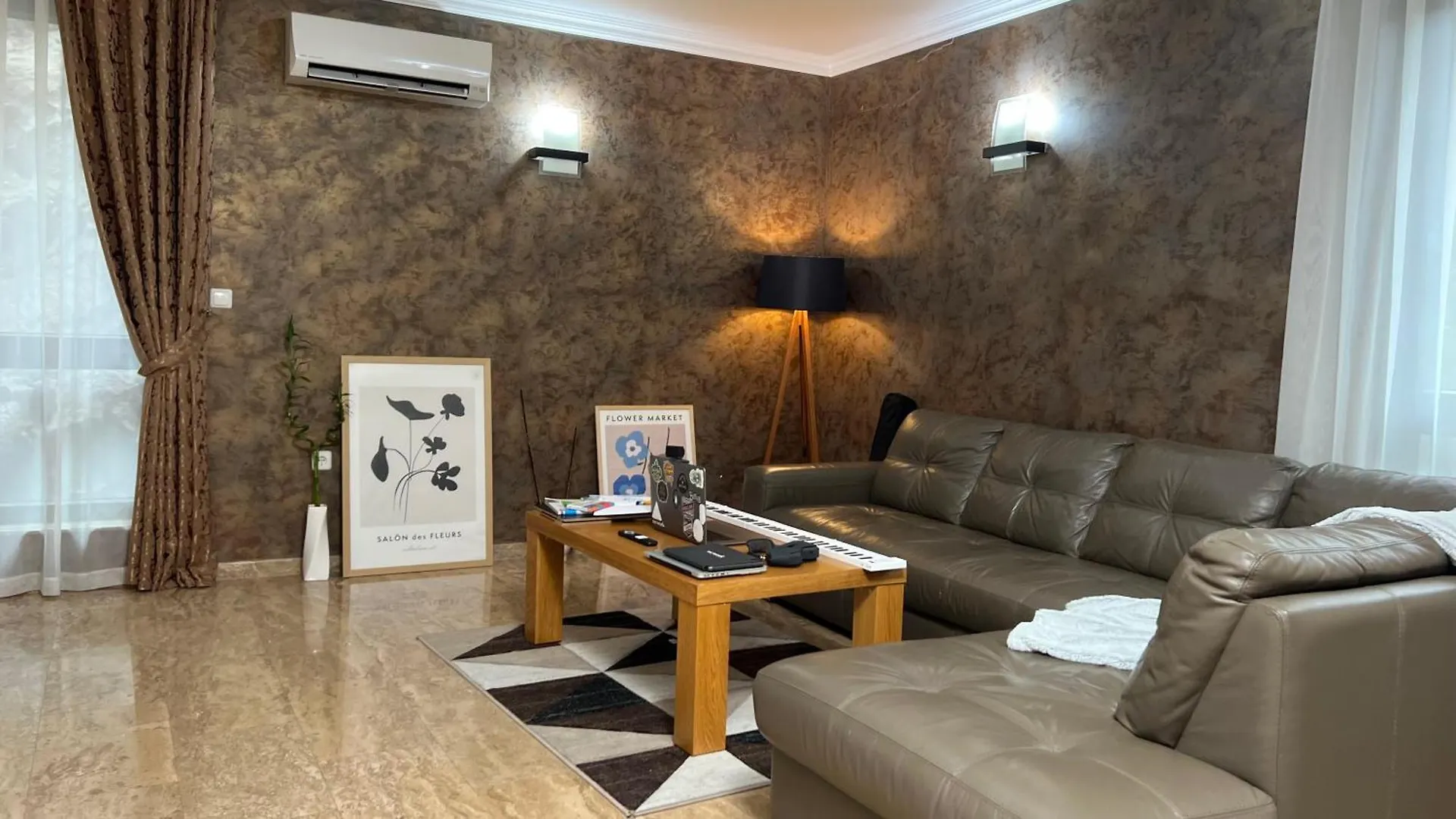 Chic Luxury Escape Close To Kapana Area Plovdiv Appartamento