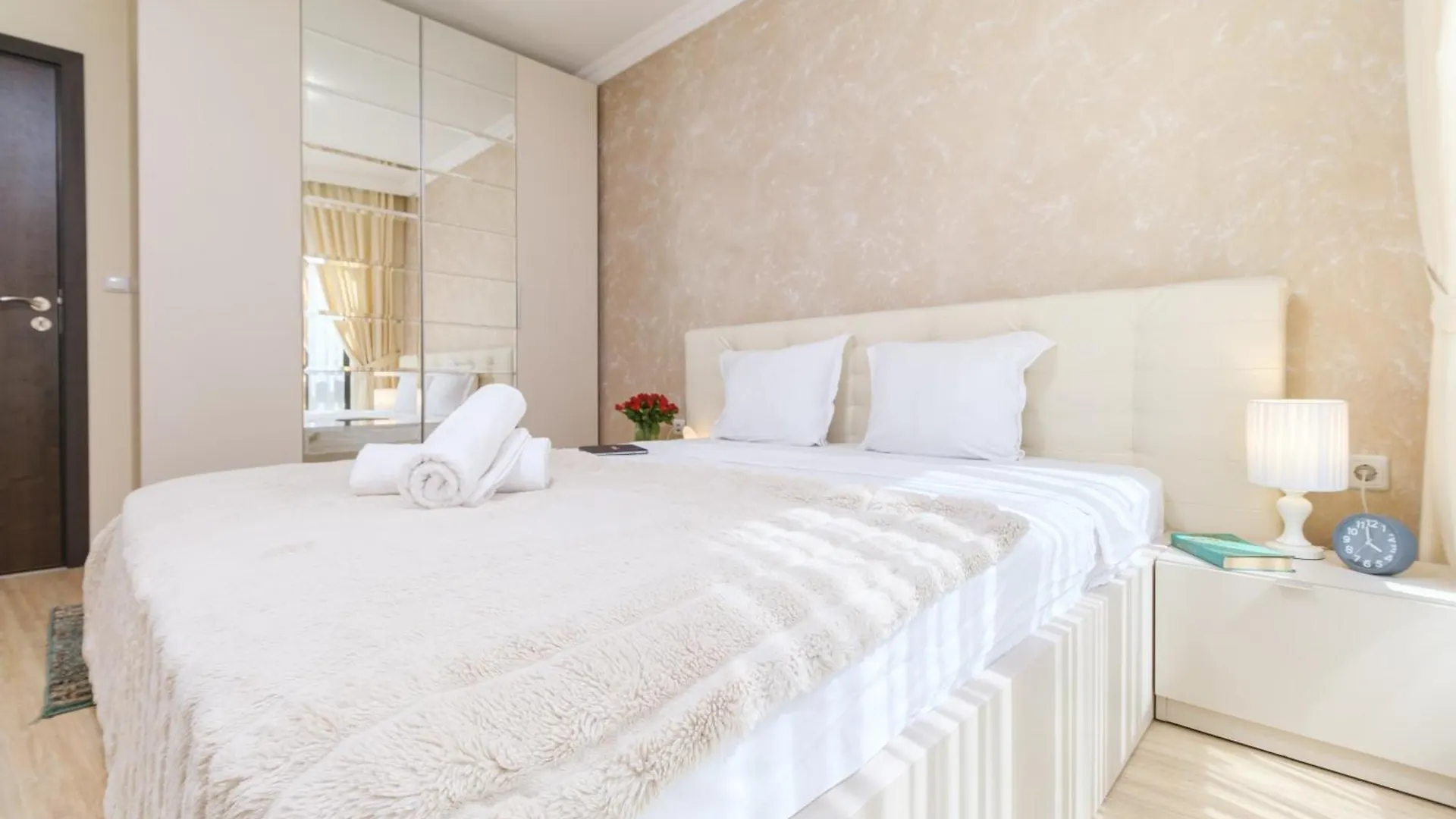 Chic Luxury Escape Close To Kapana Area Plovdiv Appartamento